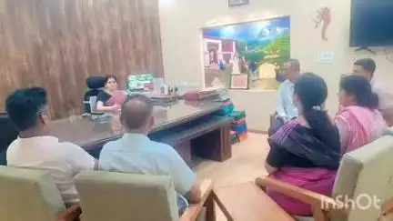 हल्द्वानी: नगर निगम हल्द्वानी के पार्षदगढ़ एवं दमुवाढूंगा क्षेत्र में स्थानीय नागरिकों ने जिलाधिकारी से की भेंट
