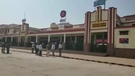 નડિયાદ: રેલવે સ્ટેશન પર પિતાને મુકવા ગયેલ યુવકનો ફોન ચોરાયો