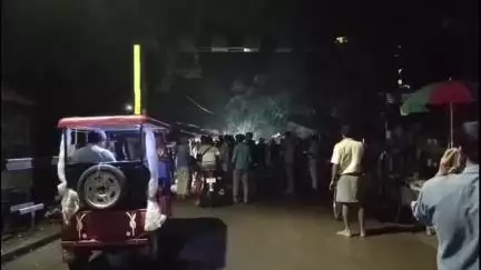 নবদ্বীপ: ব্যাদরাপাড়া গুমিটিতে লাগাতর বৃষ্টির জেরে ভাঙলো প্রকাণ্ড গাছ,গুরুতর আহত ২ মহিলা সহ ৪ জন,অবরুদ্ধ ব্যস্ততম রাস্তা