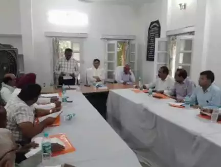 बीसलपुर: पूरनपुर में किसान सहकारी चीनी मिल के अधिकारियों और प्रबंधक कमेटी के साथ डीएम ने की बैठक