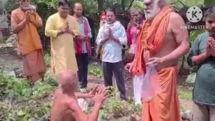 बक्सर: शहर के साधु घाट पर विश्राम गृह के भूमि पूजन में शामिल हुए अयोध्या के हनुमान गढ़ी मंदिर के साधु-संंत, किया गया शिलान्यास