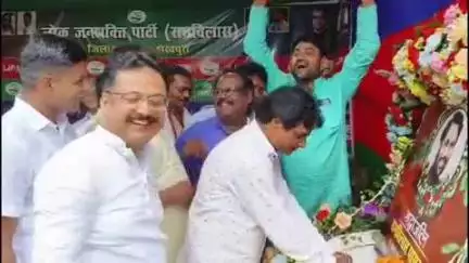 शेखपुरा: शेखपुरा में पूर्व केंद्रीय मंत्री रामविलास पासवान की जयंती पर लोचपा रामविलास कार्यालय में श्रद्धांजलि सभा का आयोजन
