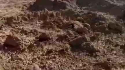 मोहाडी: परसवाडा शिवारात मुरुम उत्खनन करून चोरटी वाहतूक करणारा ट्रॅक्टर पोलिसांनी पकडला, नंतर चालक ट्रॅक्टरसह पसार