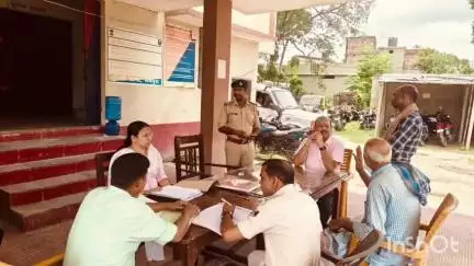 पुरैनी: पुरैनी थाना परिसर में ज़मीन विवादों की सुनवाई के लिए जनता दरबार का आयोजन, 2 मामलों की हुई सुनवाई
