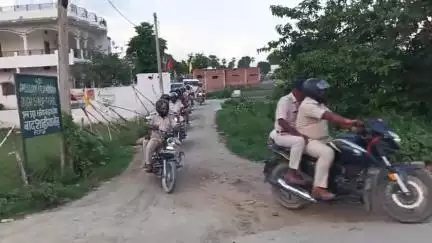 लहलादपुर मुहर्रम शान्ति पूर्वक मनाने हेतू पुलिस प्रशासन ने विभिन्न गांवों में फ्लेग मार्च