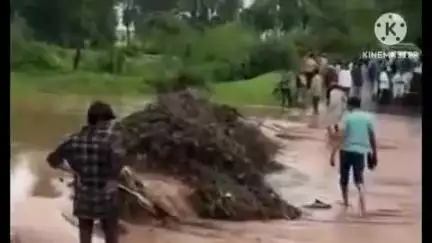अलीराजपुर: आलीराजपुर: आमबुआ के पास अड़वाड़ा-जोरा मार्ग पर जलभराव से यातायात प्रभावित