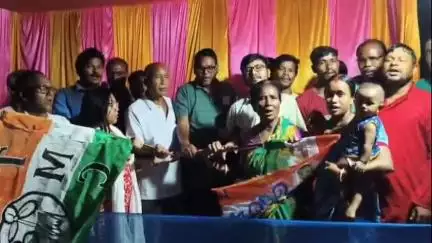 হলদিবাড়ি: উচলপুকুড়ি অঞ্চলের ৩০নং বুথে বিজেপি ছেড়ে ২১টি পরিবার যোগ দিলো তৃণমূলে, দাবি তৃণমূলের