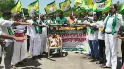 திருவள்ளூர்: தமிழக விவசாயிகள் பாதுகாப்பு சங்கம் சார்பில் உழவர் போராளிகளுக்கு  வீரவணக்கம் செலுத்தினர்,
