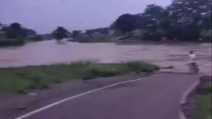 बेरो: बेड़ो करांजी से नरकोपी रेलवे स्टेशन मार्ग पर इडरी नदी में जलस्तर बढ़ने से पुल पर आवागमन बाधित