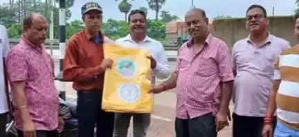 घाटशिला: घाटशिला में भारी बारिश से घर क्षतिग्रस्त, JMM ने तिरपाल से की मदद