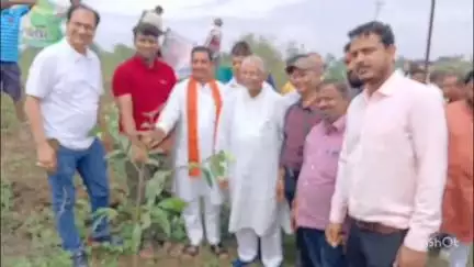 तखतपुर: बिल्हा क्षेत्र में मां के नाम अभियान में केंद्रीय राज्य मंत्री तोखन साहू विशेष रूप से शामिल हुए