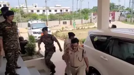 रामगढ़ चौक: तेतरहट थाना पहुंचे DM, SP, SDM व SDPO, ध्वजा तोड़ने पर दो समुदायों के बीच विवाद सुलझाया