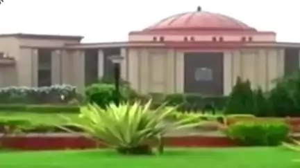 बिलासपुर: बिलासपुर हाईकोर्ट ने DSP की पत्नी द्वारा नीली बत्ती वाली कार पर स्टंट कर केक काटने के मामले में लिया संज्ञान