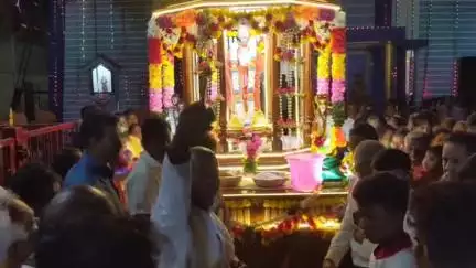 நிலக்கோட்டை: வத்தலக்குண்டு புனித தோமையார் ஆலயத்தில் திருவிழாவை ஒட்டி தேர் பவனி