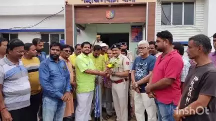 বরজোড়া: গঙ্গাজলঘাটিতে থানার পুলিশ ও ট্রাফিক পুলিশের হাতে ছাতা সহ অন্যান্য সরঞ্জাম তুলে দিলেন বড়জোড়ার বিধায়ক অলোক মুখার্জি