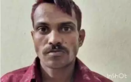 କଟକ ପୌରାଞ୍ଚଳ: ପୁରୀଘାଟ ଅଞ୍ଚଳରେ ଆମ ବସ୍‌‌ରୁ ଲୁଟପାଟ୍‌‌ କରିବା ସମୟରେ ଜଣେ ଲୁଟେରାକୁ ଲୋକେ କାବୁକରି ଶନିବାର  ପୁଲିସ ଜିମା ଦେଇଛନ୍ତି।