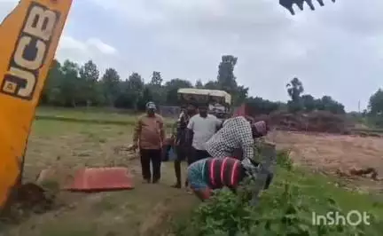 వర్ధన్నపేట మండలంలో ఎస్సారెస్పీ భూములను కబ్జా చేసిన వారిపై కన్నెర్ర  చేసిన అధికారులు