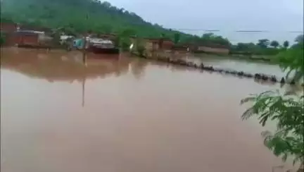 पन्ना: बिलखुरा बांध की नहर टूटी, ठाकुरनपुरा और बिलखुरा गांव बने टापू, घरों में घुसा पानी