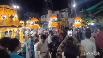 विदिशा नगर: शनिवार रात 11 बजे बड़ेबाजार से बावड़ी वाले बाबा की सवारी निकाली गई, जो शहर के मुख्य मार्गों से इमामबाड़े पहुंची