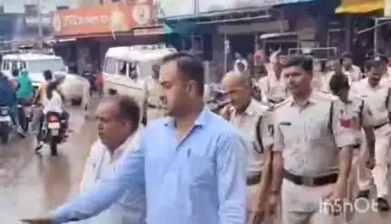 आरोन: आरोन में मोहर्रम को लेकर पुलिस और प्रशासन ने निकाला पैदल फ्लैग मार्च, लोगों से शांति की अपील की
