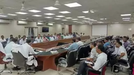 भीटी: जिला अधिकारी ने खाद की उपलब्धता की स्थिति की समीक्षा की, कहा- जिले में नहीं है खाद की कमी