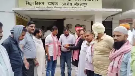 चुनार: अहरौरा में बिजली संबंधी समस्या को लेकर सपा कार्यकर्ताओं ने अवर अभियंता को सौंपा पत्र