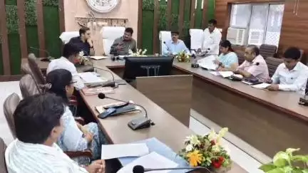 जौनपुर: कलेक्ट्रेट सभागार में पंचायत उत्सव भवन निर्माण को लेकर डीएम ने की बैठक