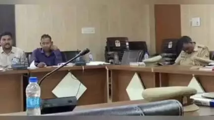 मिश्रिख: तहसील में जनसुनवाई के दौरान सोते हुए दरोगा का वीडियो हुआ वायरल
