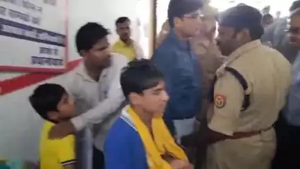 झांसी: ग्राम सेमरी के पास स्कूली बस पलटने से घायल बच्चों के स्वास्थ्य की जानकारी लेने मेडिकल कॉलेज पहुंचे एसएसपी