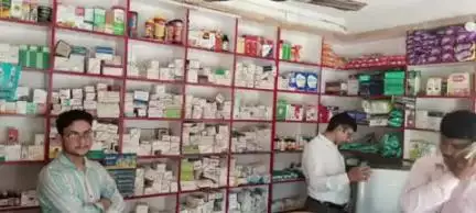 आलापुर: कांवरियों के मार्ग में पड़ने वाली दवा की दुकानों का औषधि निरीक्षक ने किया निरीक्षण, कहा- लापरवाही हुई तो खैर नहीं