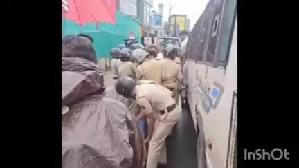 കോഴിക്കോട്: റോഡ് ഉപരോധിച്ച യൂത്ത്ലീഗ് സംസ്ഥാന സെക്രട്ടറി അഡ്വ. ഫാത്തിമ തെഹ്‌ലിയ അടക്കമുള്ളവരെ കോഴിക്കോട് അറസ്റ്റ്ചെയ്ത് നീക്കി