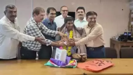 વિસાવદર: વિસાવદર સબ રજિસ્ટ્રારના કર્મચારીને ભવ્ય વિદાયમાન અપાયું