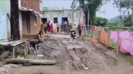 जमुआ: भानोडीह में जर्जर सड़क से परेशान ग्रामीणों ने उठाई आवाज, बोले- कीचड़ में फंसती एम्बुलेंस, नेता गायब। #jansamasya