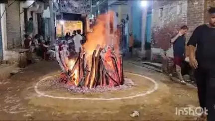बांदा: शहर में शांतिपूर्ण ढंग से मनाई गई मोहर्रम की नवमी, लोगों ने आग के अंगारे उछालकर खेला अलाव और निकाली सवारियां