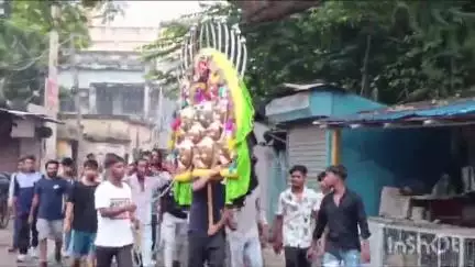 বর্ধমান ১: মহরমের রাতজাগরন করে অবশেষে রবিবার সকাল ৬টায় মহরমের শোভাযাত্রা পুরাতনচক  হয়ে নিজের নিজের ক্লাবে পৌঁছালো