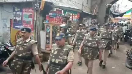 खिलचीपुर: मुहर्रम पर्व को शांतिपूर्ण ढंग से मनाने के लिए पुलिस प्रशासन ने प्रमुख चौराहों से निकाला फ्लैग मार्च