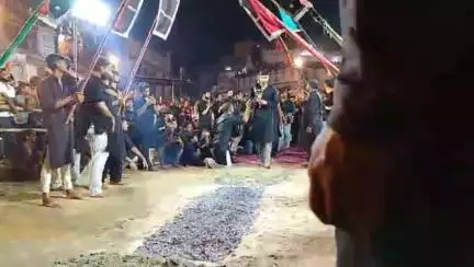 उन्नाव: शहर के चौधराना स्थित शिया जामा मस्जिद के सामने इमाम हुसैन की शहादत की याद में अक़ीतमन्दो ने आग पर किया मातम