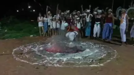 बबेरू: बबेरू कस्बे में मोहर्रम की नवमी तारीख पर मुस्लिम समुदाय के लोगों ने आग के अंगारों को हाथों से उछाल कर किया मातम