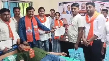 વાલિયા: ડૉ. શ્યામા પ્રસાદ મુખર્જીના બલિદાન દિવસ નિમિત્તે ગુંદિયા ગામ ખાતે ધારાસભ્ય રિતેશ વસાવાની ઉપસ્થિતિમાં રક્તદાન શિબીર યોજી