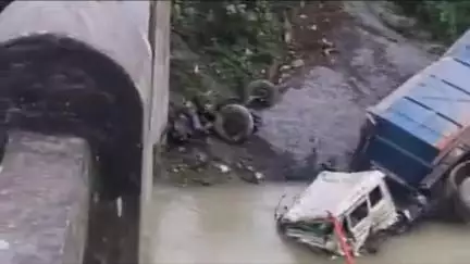 ইংরেজবাজার: মধুঘাট ব্রিজ এলাকায় নিয়ন্ত্রণ হারিয়ে নদীতে পড়ল ১৮ চাকার একটি ডাম্পার
