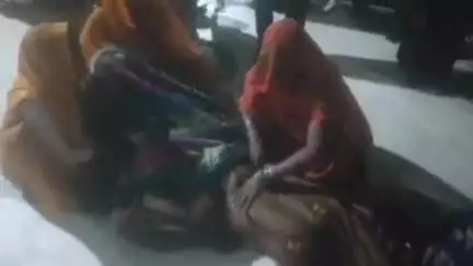 ललितपुर: जिला महिला चिकित्सालय के बाहर महिला ने दिया बच्चे को जन्म, किसी भी कर्मचारी ने नहीं देखा, वीडियो हुआ वायरल