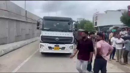 फुलेरा मु. सांभर: जयपुर अजमेर नेशनल हाईवे पर भांकरोटा पुलिया के पास सर्विस रोड पर बेकाबू ट्रेलर ने बाइक को मारी टक्कर, महिला की हुई मौत