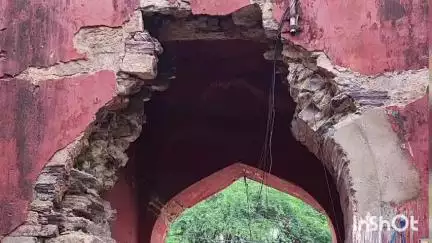 मुंगेर: उत्तरी किला गेट का पिछला भाग गिरा, कई लोग बाल-बाल बचे, प्रशासन द्वारा ध्यान नहीं दिए जाने से नाराज़गी