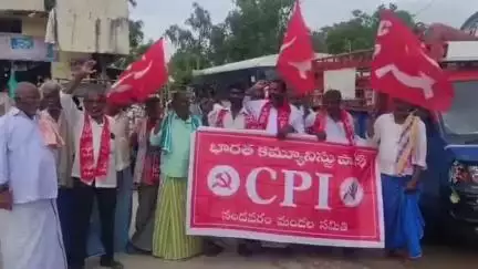 ఎమ్మిగనూరు: ఎమ్మిగనూరు : పెంచిన విద్యుత్ చార్జీలను తగ్గించాలని సిపిఐ ఆధ్వర్యంలో ధర్నా.. 25 యూనిట్లు ఉచితంగా ఇవ్వాలని డిమాండ్..