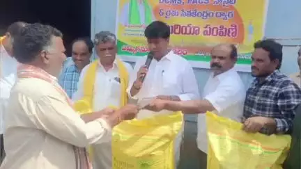 ఎమ్మిగనూరు: ఎమ్మిగనూరు :నందవరం( మం)లో ప్రాథమిక సహకార సంఘం ద్వారా రైతులకు రాయితీపై ఎరువులను ఎమ్మెల్యే బీవీ జయ నాగేశ్వర్ రెడ్డి పంపిణీ