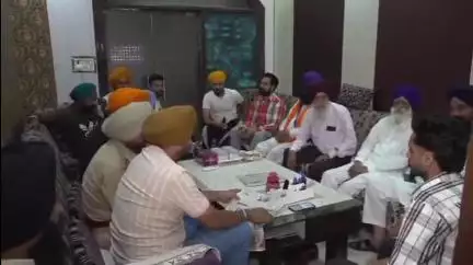 ਅੰਮ੍ਰਿਤਸਰ 2: ਵਾਰਡ ਨੰਬਰ 43 ਦੇ ਕੌਂਸਲਰ ਇੰਦਰਜੀਤ ਸਿੰਘ ਪੰਡੋਰੀ ਇੱਕ ਵਾਰ ਫਿਰ ਮਹਾਲੀ ਕੋਟ ਜਾਣ ਨੂੰ ਲੈ ਕੇ ਪੰਜਾਬ ਪੁਲਿਸ ਨੇ ਰੋਕਿਆ ਕੀਤਾ ਨਜ਼ਰਬੰਦ