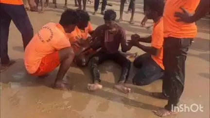 సముద్రంలో కొట్టుకుపోతున్న పర్యాటకుడి ప్రాణాలు నిలిపిన గజ ఈతగాళ్లు, సూర్యలంక బీచ్ లో ఘటన