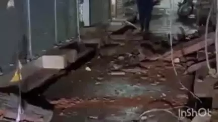 सराफा बाजार की शंकर मार्केट में जर्जर मकान का छज्जा गिरा दिन में गिरता तो होता बड़ा हादसा 
#Jansamsya