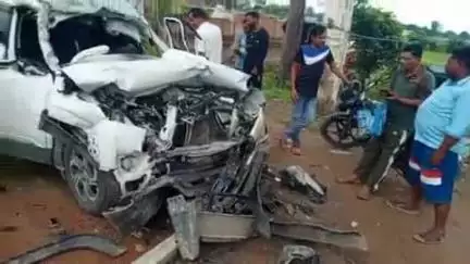 पीलीभीत: गजरौला कस्बे में सड़क किनारे खड़े डंपर से टकराई कार, राइस मिल मालिक की पुत्रवधू की मौत, बेटा व एक मासूम घायल