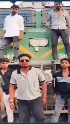 हुज़ूर: रीवा रेलवे स्टेशन बना रील्स शूटिंग हब, रेलवे सुरक्षा में सेंध लगाने वाले वीडियो वायरल होने से हड़कंप
